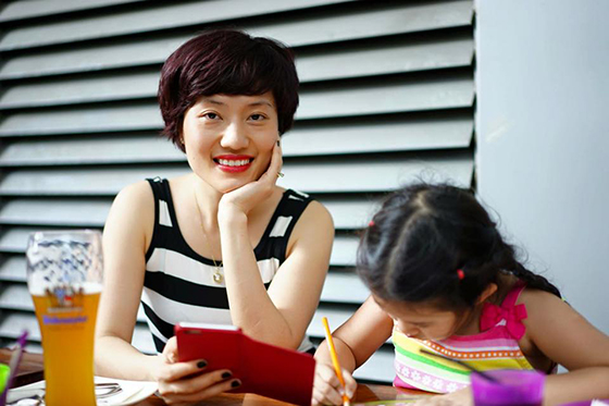 Chị Hương nói rất lo lắng khi không biết vì sao tài khoản mình lại có thể bị hack và quảng cáo cho trang lạ trên Facebook. Ảnh: Facebook