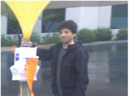 Hình ảnh Sergey Brin chụp cùng khinh khí cầu trong chuyến thăm đến trụ sở Space Data năm 2008
