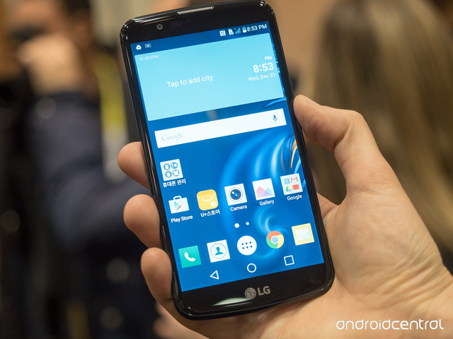 Mặt trước của chiếc smartphone LG K10.