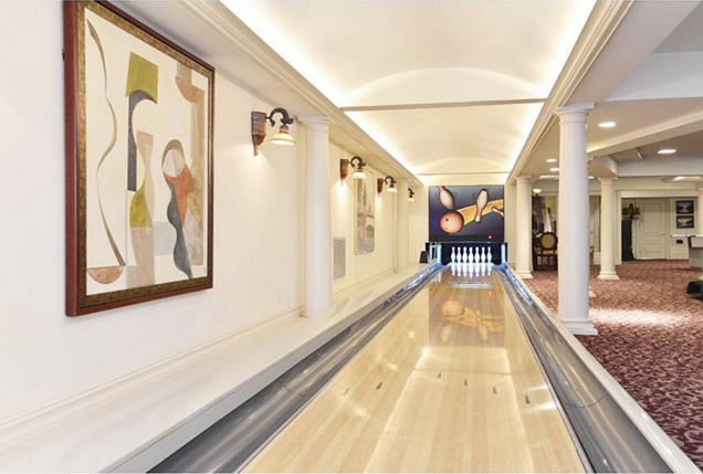 Và đây là khu giải trí trong nhà, phòng chơi bowling.