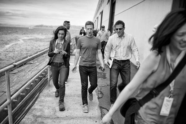 Trong những bức hình chuyển động như thế này, vẻ năng động, nhanh nhẹn, chuyên nghiệp của Mark như được tăng lên gấp bội.