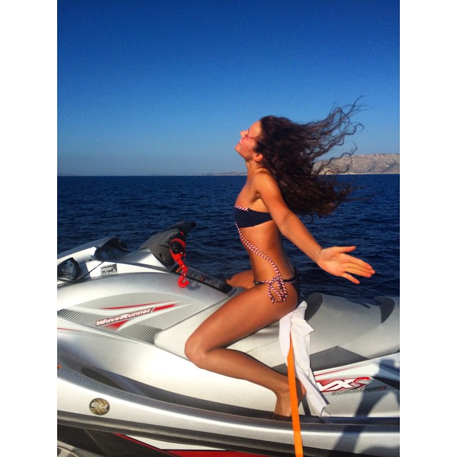 Tuy nhiên, cô thường xuyên đi du lịch.