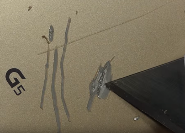 
Ph&iacute;a tr&ecirc;n c&ugrave;ng l&agrave; lớp mạ kim loại, tiếp tới l&agrave; nhựa cứng v&agrave; cuối c&ugrave;ng l&agrave; kim loại.
