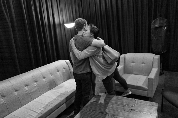 Priscilla tới thăm chồng. Hai người trao cho nhau cái ôm nồng ấm. Tình cảm của họ thật đáng ghen tị.