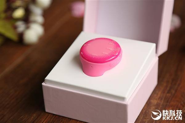 Đồng hồ Mi Bunny đặt trong hộp đựng hình vuông.