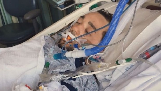 Hình ảnh Justin trong phòng hồi sức và cấp cứu của hơn 1 năm trước.