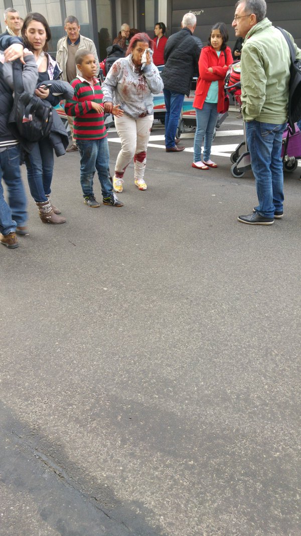 Một nạn nhân bị thương ra khỏi khu vực xảy ra vụ nổ.