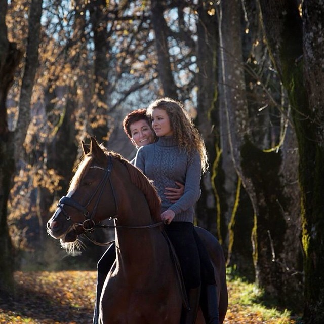 Cô rất gần gũi với mẹ bởi bà cũng rất thích cưỡi ngựa.