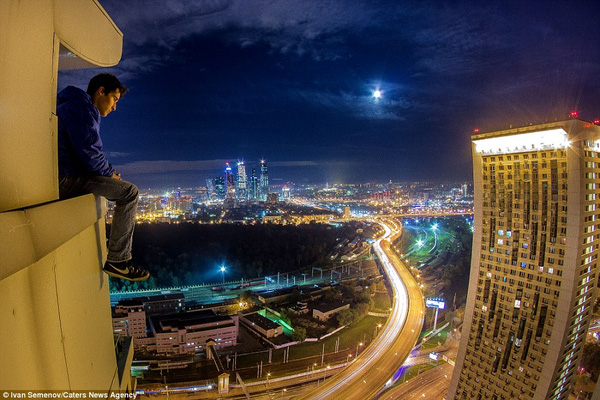 Trên người những thanh niên liều lĩnh này không hề có bất cứ dụng cụ bảo hộ nào.