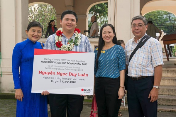 Duy Luân nhận học bổng toàn phần của Đại học RMIT - Ảnh: FBNV