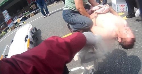 Lực lượng cứu hộ phải rất vất vả mới đưa được người đàn ông nặng gần 100kg vào bệnh viện.