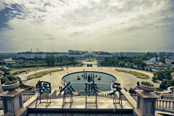 Ngoài tháp Eiffel, một số các công trình kiến trúc nổi tiếng của châu Âu cũng được sao y bản chính.