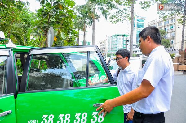 Một hành khách thử nghiệm wifi trên taxi.