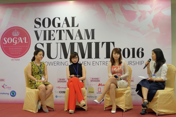 Thi Anh Đào (mặc áo đen) cùng các khách mời khác trong sự kiện - Ảnh: H.Đ