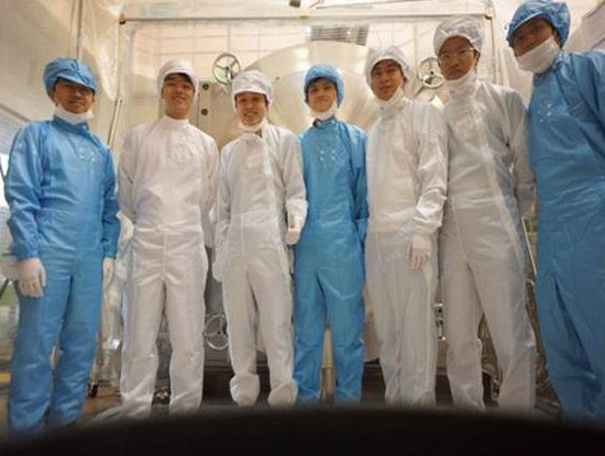 Học viên Trung tâm Vệ tinh quốc gia thực hành thử nghiệm vệ tinh tại Học viện kỹ thuật Kyushu (Nguồn ảnh: VNSC)