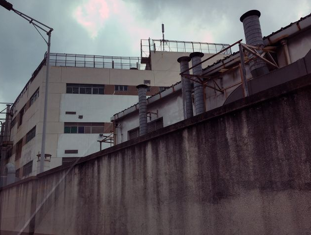 Khu nhà ký túc của công nhân được rào bao quanh để tránh tự tử (Nguồn: Recode)