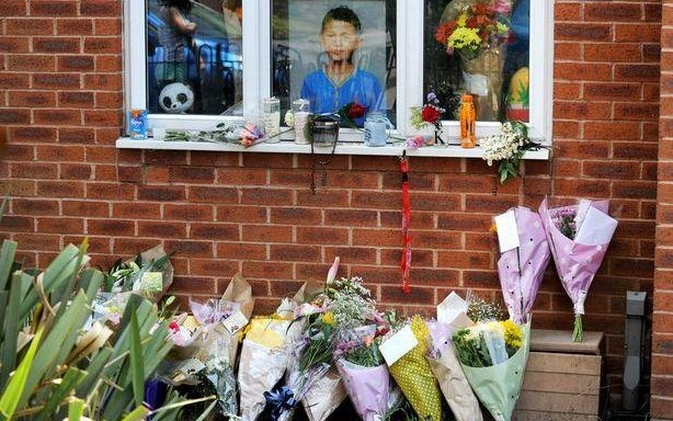 Bạn bè và người thân tiếc thương cậu bé xấu số. Ảnh: Caters.