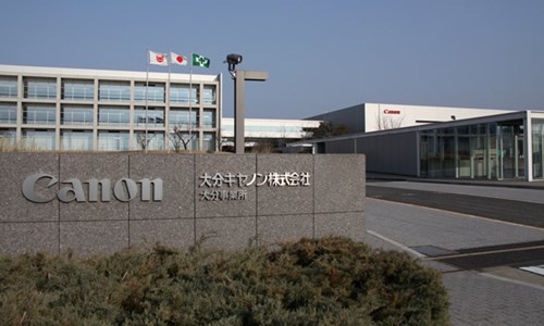 Cổng vào nhà máy Canon Oita.