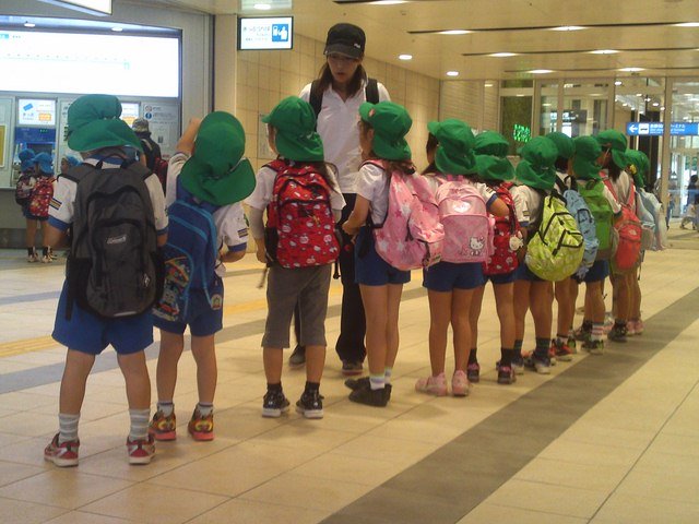 Mặc quần đùi đi học bất chấp thời tiết là một nét văn hóa ở Nhật Bản.