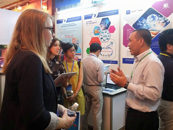 Khác với trước đây VNPT chỉ cung cấp các dịch vụ viễn thông thì kể từ năm 2015 đến nay Tập đoàn đã chuyển hướng chiến lược sang cung cấp dịch vụ CNTT (Trong ảnh: VNPT giới thiệu dịch vụ CNTT của tập đoàn cho đối tác)