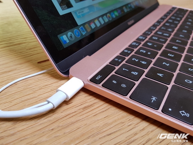 Cạnh trái là cổng USB Type-C thế hệ mới.