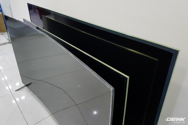 Mi TV 3S dáng cong đọ dáng cùng 2 siêu mẫu màn hình phẳng Mi TV 3 bản 60 inch và 70 inch.