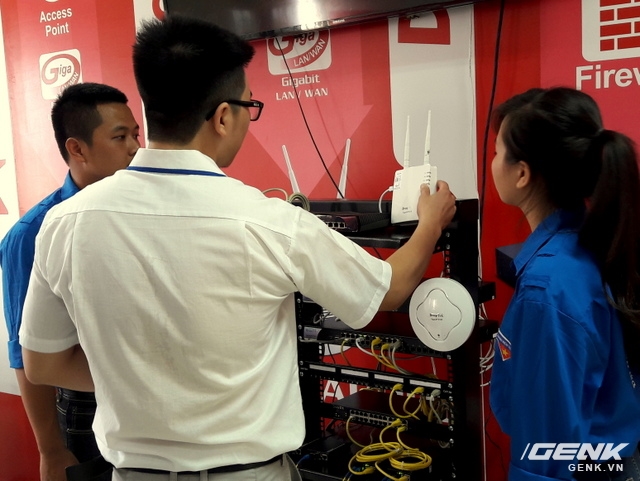 Thầy và trò trường Đại học Kinh tế - Kỹ thuật Công Nghiệp thực hành tại phòng lab