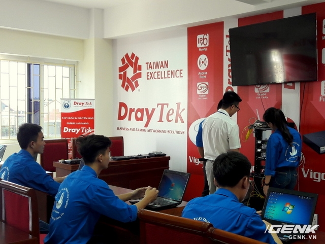 Trang thiết bị tại phòng thực hành có thể triển khai tại chỗ các hệ thống mạng cho doanh nghiệp vừa và nhỏ