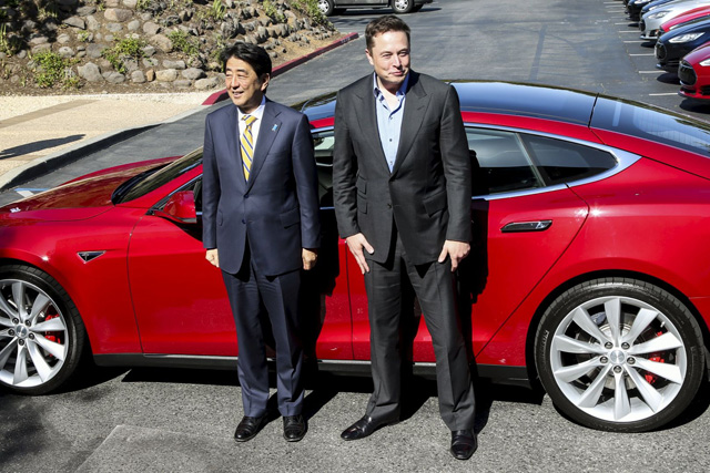 Thủ tướng Nhật Bản Shinzo Abe từng cùng Elon Musk thưởng ngoạn một chuyến đi trên Model S.