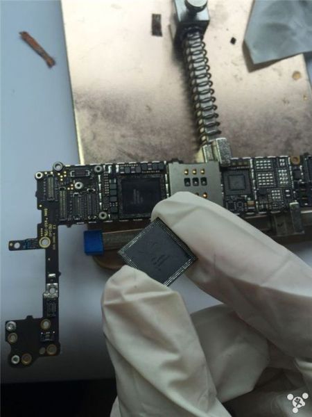 Tiếp tới là công đoạn gắn phần nắp CPU.