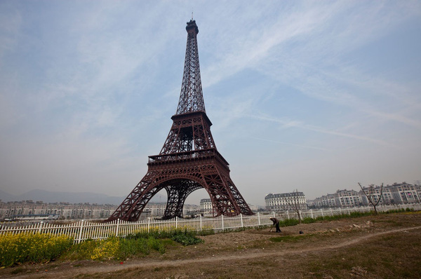Tháp Eiffel nhái được coi là trung tâm của thị trấn ma Quảng Hạ Thiên Đô Thành.
