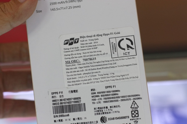 Oppo F1 do Công ty TNHH Sản phẩm công nghệ FPT phân phối, được cửa hàng bán giá 4.990.000 đồng - Ảnh: H.Đ