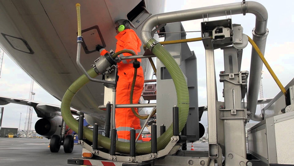 Nhân viên làm sạch thùng chứa chất thải của máy bay.