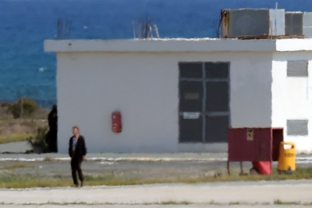 Khung cảnh sân bay trong quá trình đàm phán gặp vợ của tên không tặc.