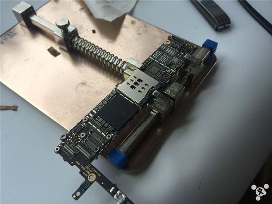 Tiếp tục gắn nốt các chân IC đã tháo rời trước đó vào bo mạch mới. Đủ và đúng thứ tự.