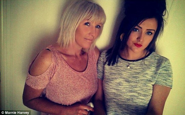 Harvey và mẹ của mình, bà rất lo lắng cho tình trạng của con gái