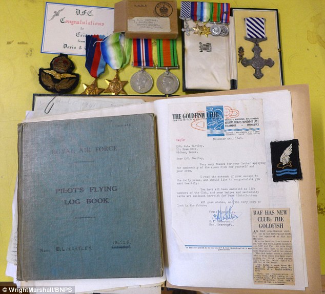 Bức ảnh gồm nhật ký, thông tin trao đổi với gia đình chiến sỹ, huy chương và búc ảnh của chiến sỹ Eric Hartley.