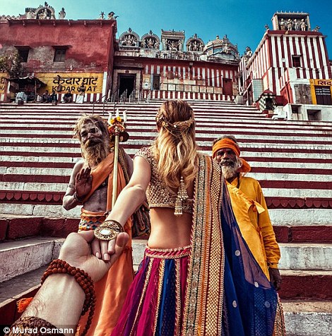 Cùng một kiểu trang phục nhưng vợ Munrad đã khéo léo lựa chọn kiểu tóc và màu sắc hợp với cảnh