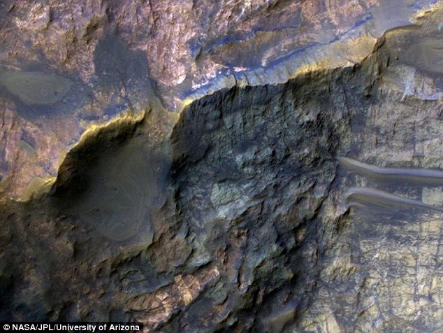 Hố thiên thạch Huygens hé lộ nhiều điều bí ẩn về hành tinh đỏ.