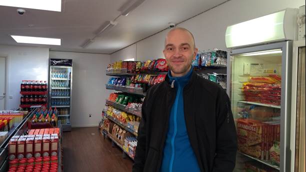 Ông Robert Ilijason, chủ cửa hàng tự động phục vụ 24/24h.