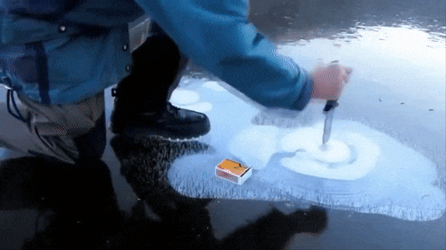 
Khí methane thoát ra từ dưới mặt băng
