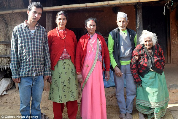 Cụ Batuli bên gia đình của mình.