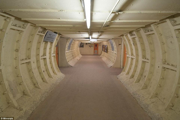 Ở đây có nhà bếp, 2 phòng y tế và 8 nhà vệ sinh.