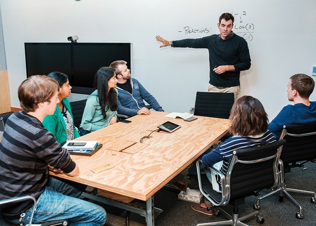 Adam Mosseri (đứng), Giám đốc sản phẩm cho News Feed và các quản lý sản phẩm của Facebook. Ảnh: Christophe Wu.