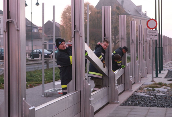 Cận cảnh những bức tường chắn lũ di động.