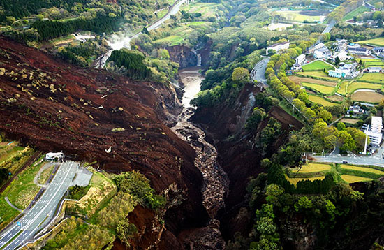 Đất lở chắn ngang một con đường tại Kumamoto. Ảnh: Asahi Shimbun