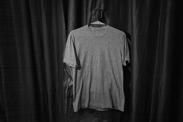 Những chiếc áo một màu của Mark treo sau cánh gà. Anh từng tâm sự rằng thường mua cùng một loại áo để không phải tốn công sức chọn lựa xem hôm nay phải mặc cái gì.