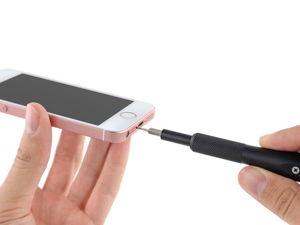 Điểm đầu tiên của quá trình mổ máy là tháo 2 ốc cạnh dưới