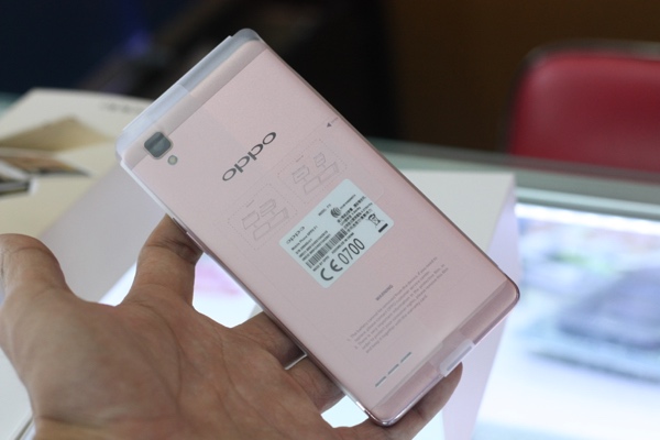 FPT Trading phân phối hai màu Oppo F1, màu vàng hồng và màu vàng (gold).