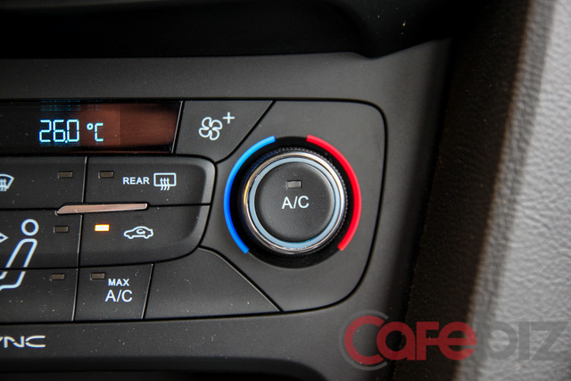 Tắt điều hòa (A/C) trước khi xuống xe giúp cơ thể dễ làm quen với môi trường hơn.